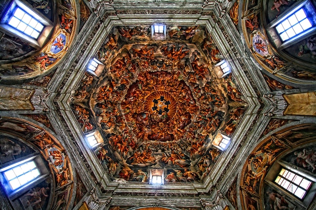 Foto direttamente sotto la foto del soffitto della cattedrale