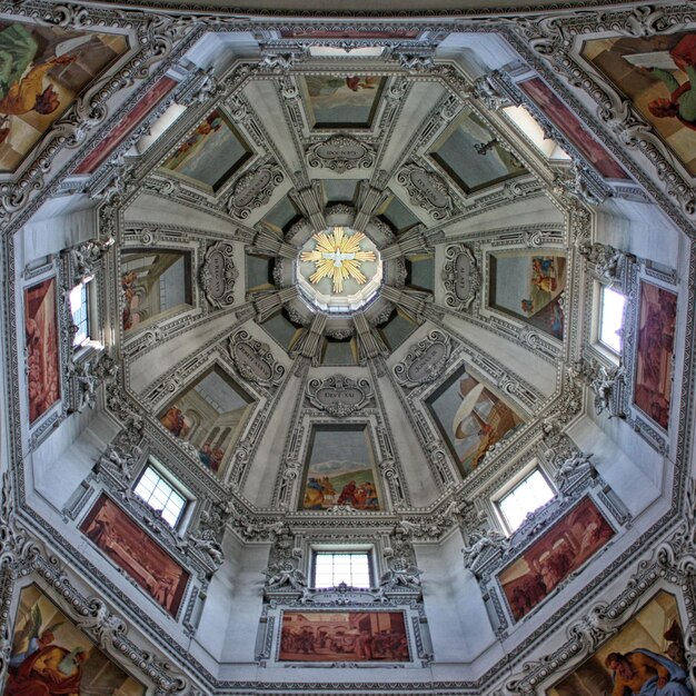 Foto direttamente sotto lo scatto del soffitto della chiesa