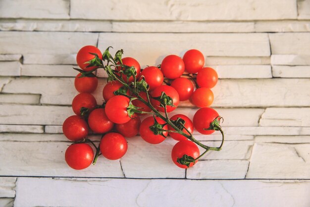 Foto immediatamente sopra il colpo di pomodori ciliegio che crescono sul legno