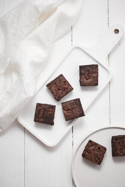 Foto direttamente sopra la foto della torta di cioccolato sul tavolo