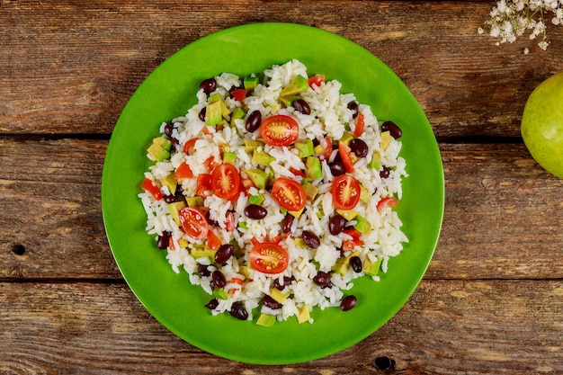 Foto direttamente sopra colpo di frutta tritata in piatto su tavola