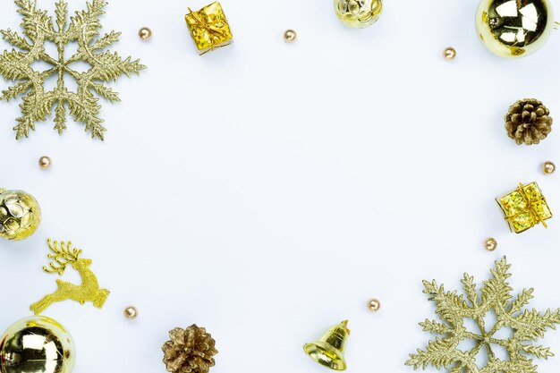 白い背景のクリスマスの装飾の直接上のショット