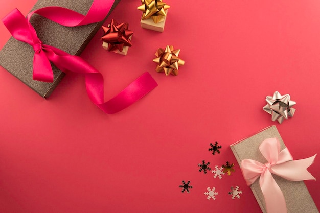 赤い背景のクリスマスの装飾とプレゼントの直接上のショット