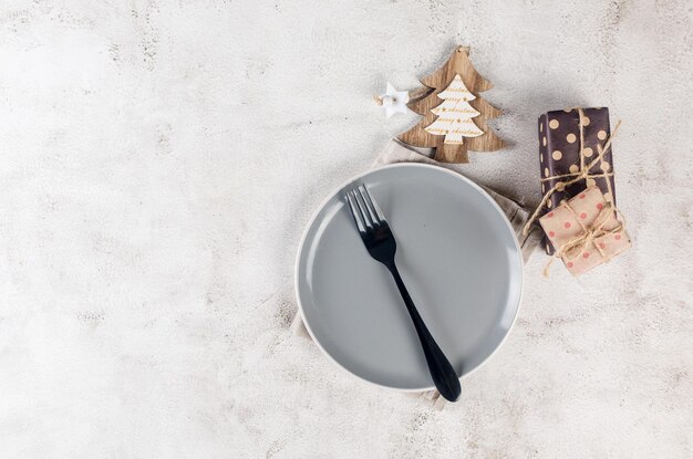 テーブルの上のクリスマス装飾の直接上のショット