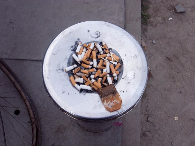 Foto direttamente sopra il colpo di doppi di sigaretta nel posacenere