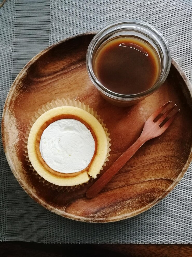 Photo 直接在咖啡杯和桌上的甜點上方拍攝