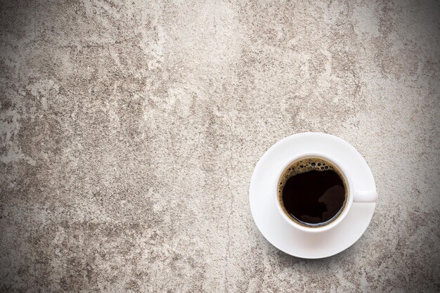 Foto direttamente sopra la tazza di caffè sul tavolo