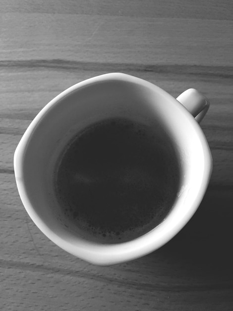 Foto direttamente sopra la tazza di caffè sul tavolo