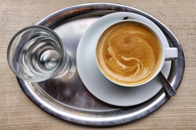 Foto direttamente sopra la tazza di caffè sul tavolo