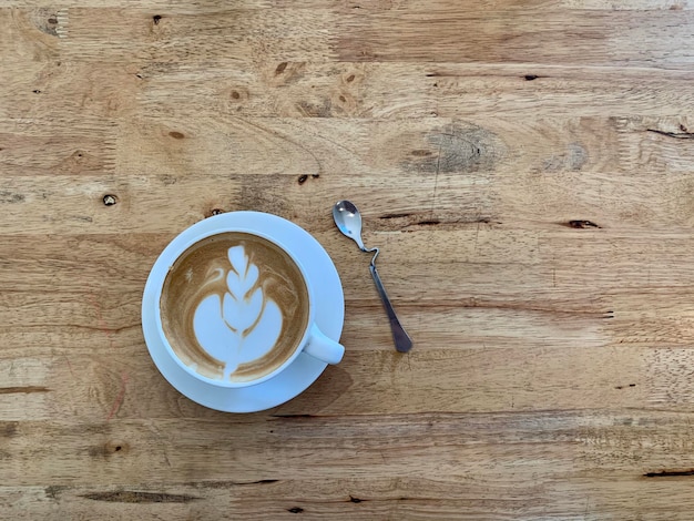 テーブルの上のコーヒーカップの直接上のショット