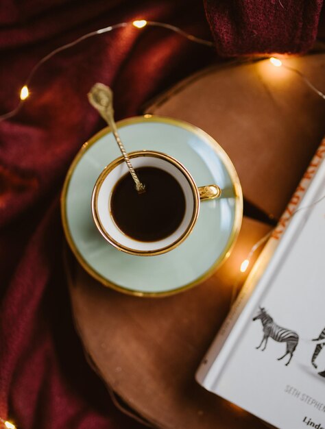 Foto direttamente sopra la tazza di caffè sul tavolo