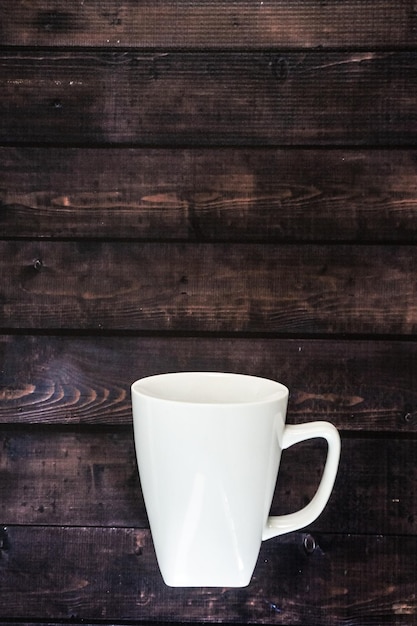 테이블 위에 있는 커피 컵의 바로 위 사진