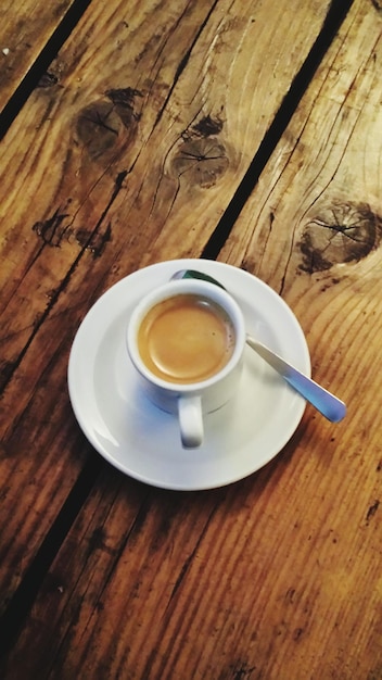 Foto direttamente sopra il colpo di tazza di caffè sul tavolo di legno