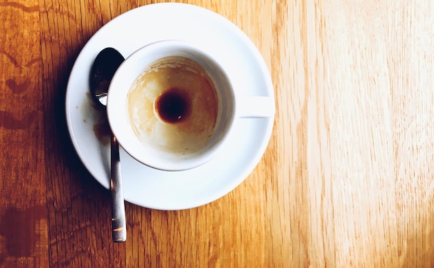 Foto direttamente sopra la ripresa di resti di caffè su un tavolo di legno