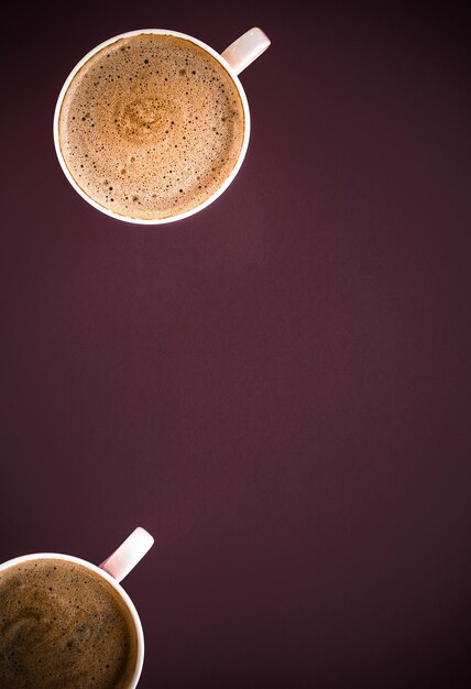 Foto direttamente sopra il colpo di caffè sul tavolo