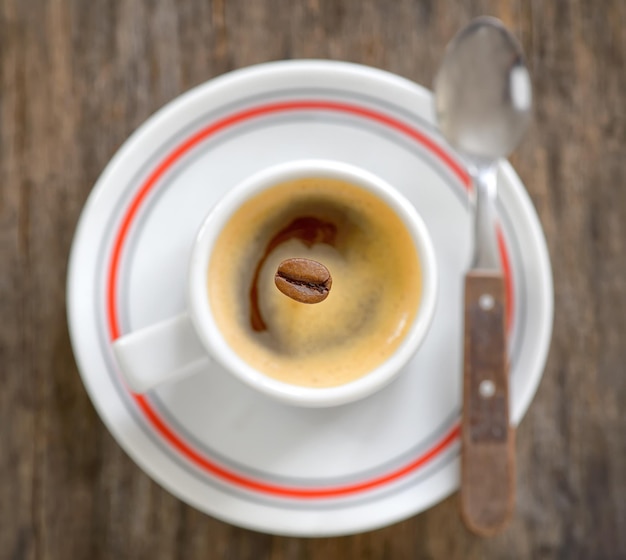 Foto direttamente sopra il colpo di caffè sul tavolo