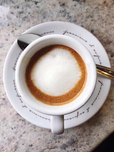 Foto direttamente sopra il colpo di caffè sul tavolo