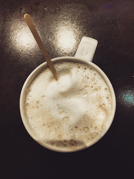 Foto direttamente sopra il colpo di caffè sul tavolo