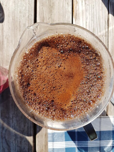 Foto direttamente sopra il colpo di caffè sul tavolo di legno