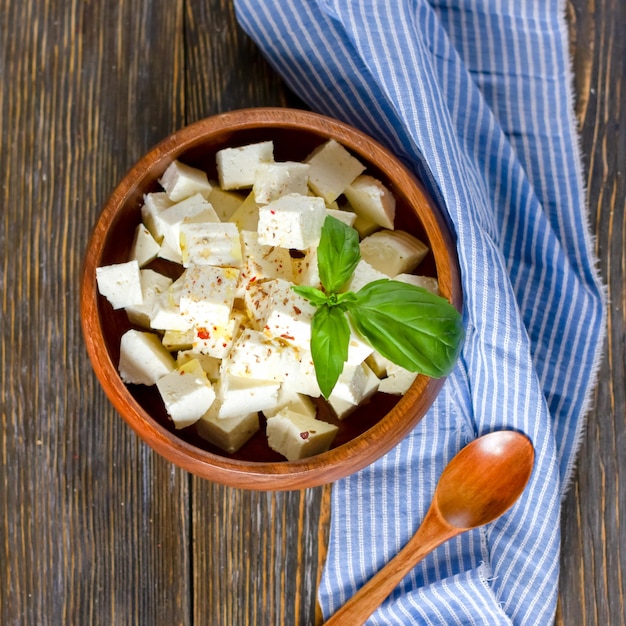 Foto direttamente sopra il colpo di formaggio cottage in una ciotola sul tavolo.