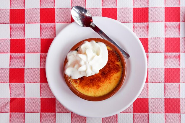 Foto direttamente sopra il colpo di dessert nel piatto sul tavolo