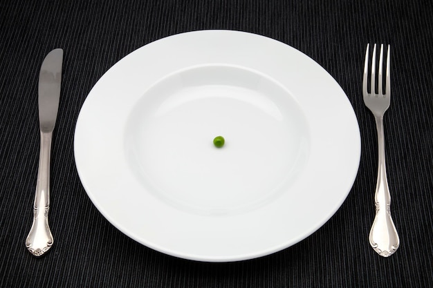 테이블 위에 있는 접시에 달을 은 바로 위