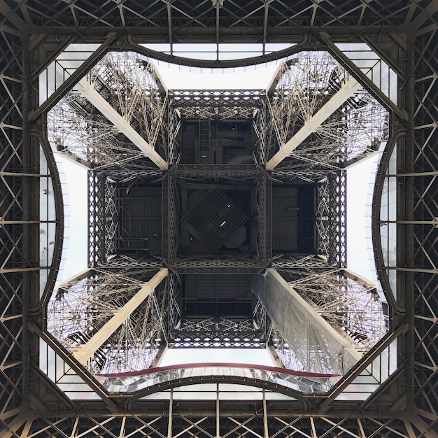 Foto direttamente sotto la foto della torre eiffel.