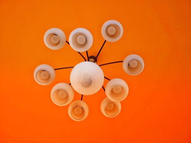 オレンジ色の背景に電気ランプのショットを直接下に