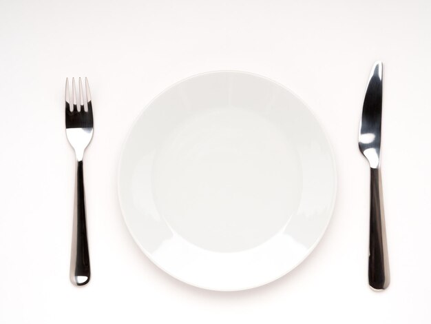  바탕 에 있는 테이블 위 에 있는 빈 접시 의 바로 위 사진