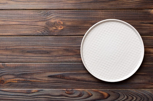 Photo directly above shot of empty plate on wooden table
