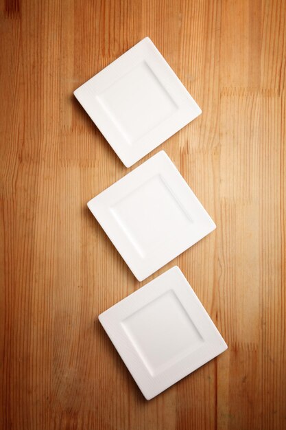 Photo directly above shot of empty plates on wooden table