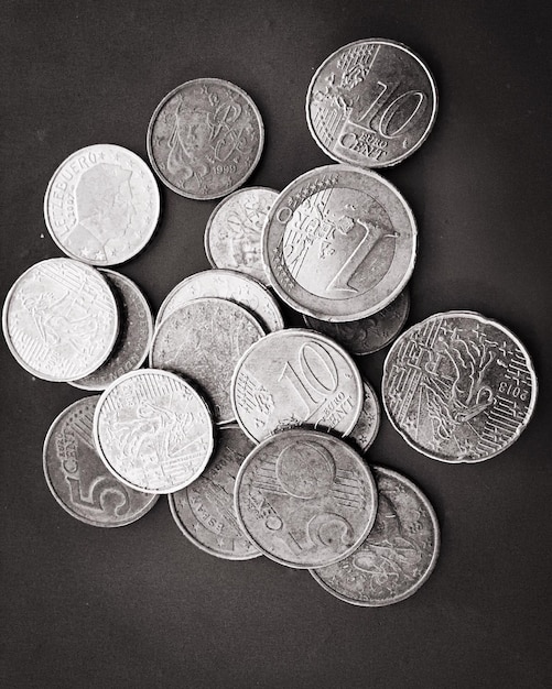 Foto proprio sopra la foto della moneta dell'unione europea sul tavolo