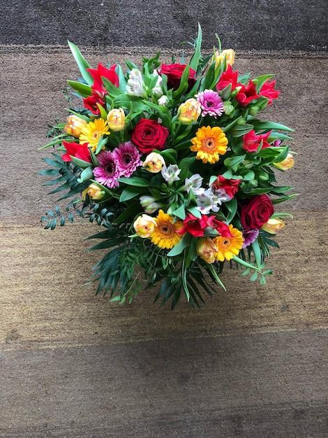 Foto direttamente sopra il colpo di bouquet di fiori