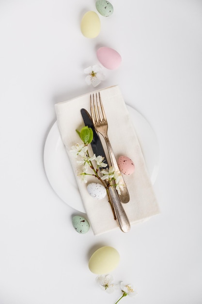 Foto direttamente sopra il colpo di un fiore con un uovo in piatto su uno sfondo bianco