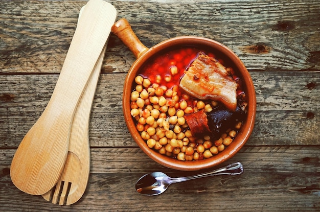 テーブルの上にある鉢の中の食べ物の直接上のショット