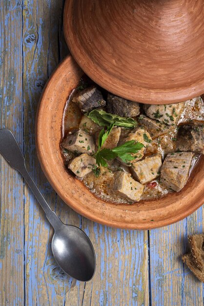 Foto direttamente sopra il colpo di cibo in una ciotola sul tavolo