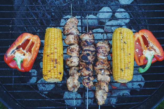 Foto direttamente sopra la ripresa del cibo alla griglia al barbecue nel cortile sul retro