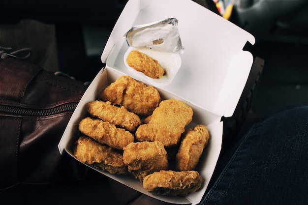 紙箱の中の食料の直接上のショット