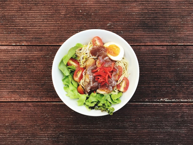 テーブルに提供された食料の直接上のショット