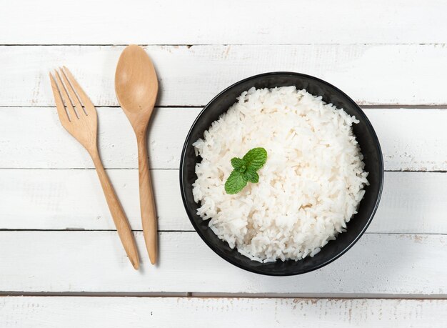 Foto scatto direttamente sopra del cibo sul tavolo contro uno sfondo bianco