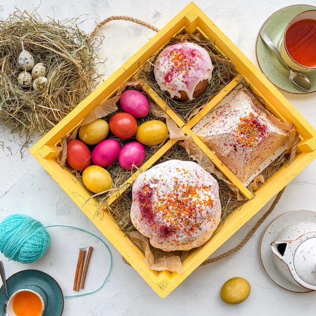 Foto direttamente sopra la foto del cibo sul tavolo durante la pasqua