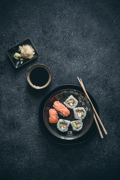 テーブルの上の食料の直接上のショット