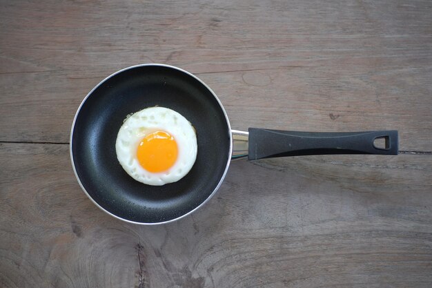 Photo directly above shot of fried egg in pan on table