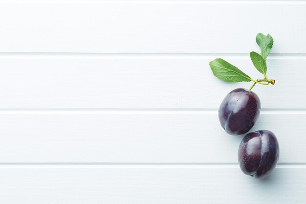 Foto direttamente sopra il colpo di frutta sul tavolo bianco