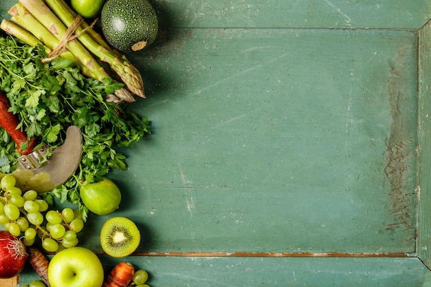 Foto immediatamente sopra il colpo di frutta e verdura sulla tavola