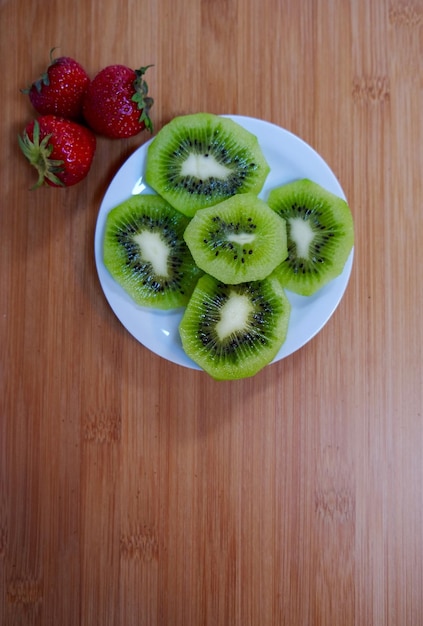 Foto direttamente sopra il colpo di frutta su un tavolo di legno