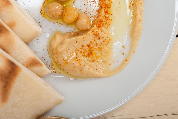 Foto direttamente sopra il colpo di hummus e pane pita in piatto su tavola