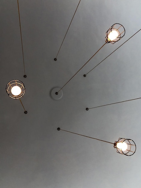 Foto direttamente sotto il colpo di lampadine illuminate appese al soffitto