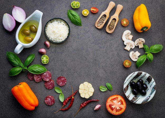 Foto direttamente sopra il colpo degli ingredienti sul tavolo