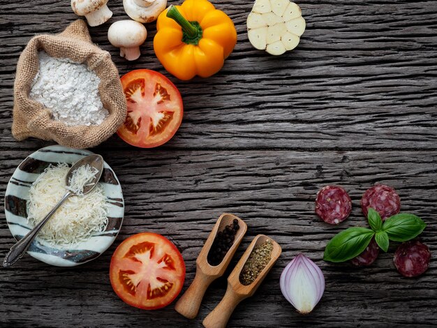 Foto direttamente sopra lo scatto degli ingredienti sul tavolo